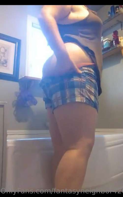 Hehehe everybody loves a nice jiggly bootyy😜 maybe you can c..