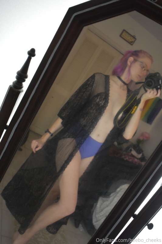 Can i be your big tiddy goth gf? 1