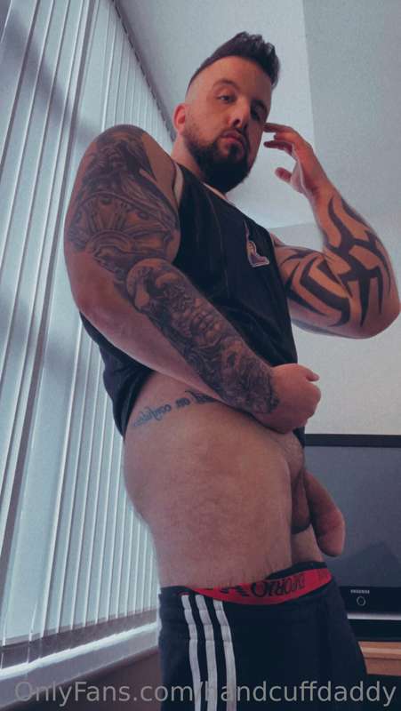 Thinking I should get more tattoos on my legs… what do you t.. 1