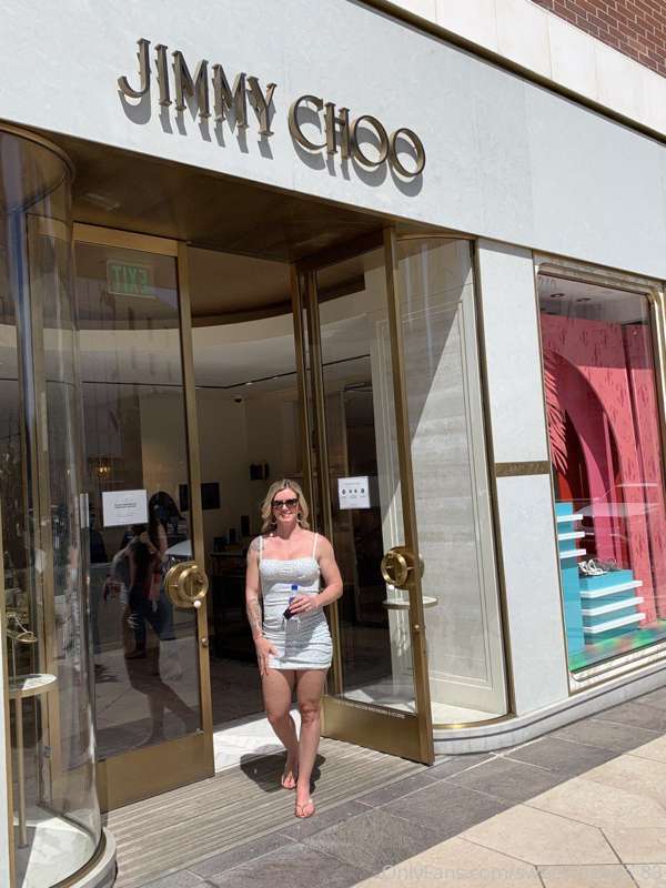Find me on Rodeo Drive 🛍😏 2