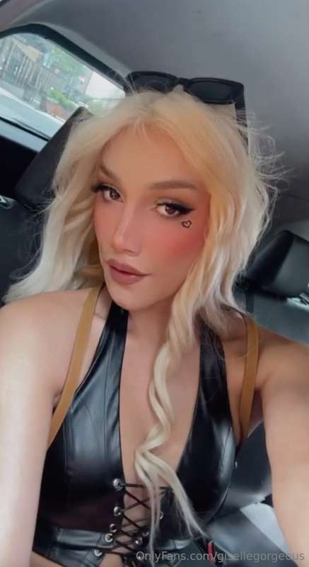 My favorite look 🖤🩷