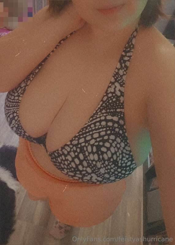 heyo 🤍  its hot in here, gonna go enjoy the sun while waitin..