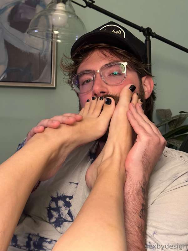 I’m gonna turn @alexsuxx into a foot guy if it’s the last th.. 4