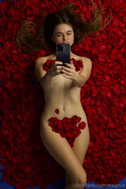 I took some special vday pics for you 🌹 dm me to see 3