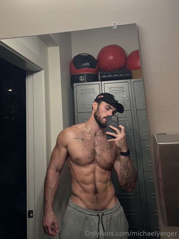 More grey sweatpant content? 👀😏