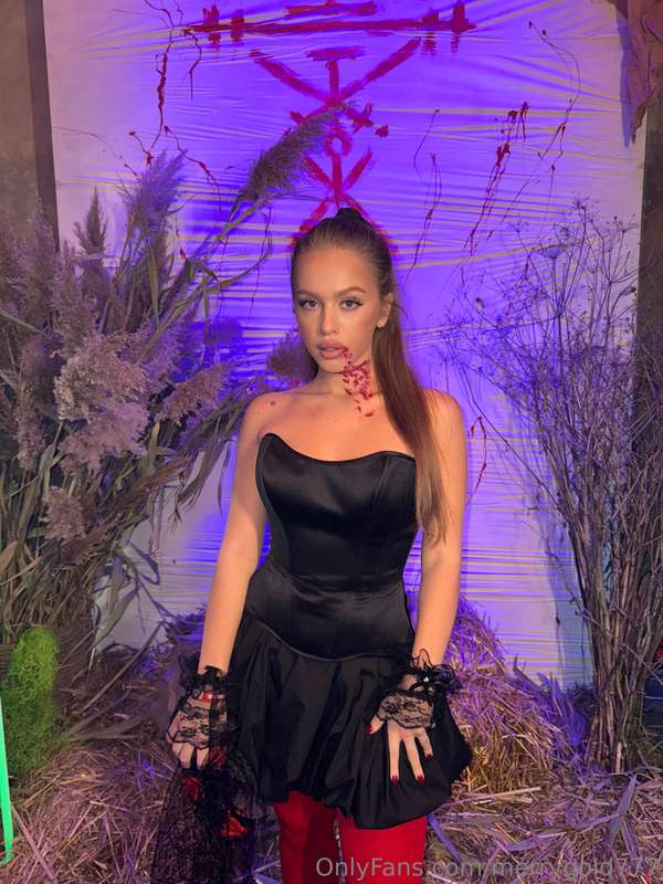 yesterday I was at a Halloween party and I had this wonderfu.. 1