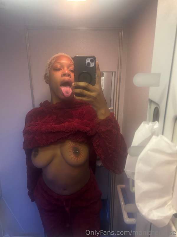 On a flight but it’s titty Tuesday so i had to take some qui.. 1