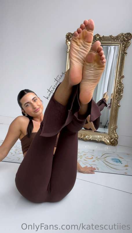 Your favorite long sexy feet to start your Wednesday😘