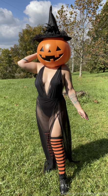 Pumpkin witch 🎃🖤 (not sure why this didn’t post on Halloween.. 4