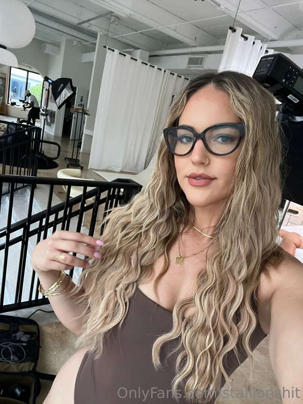 Babe, what do you think? Should I leave my hair like this? 🖤