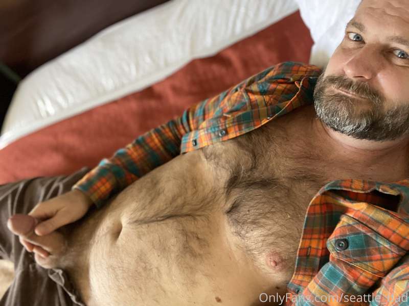 Dad’s on a business trip and sending you dirty pics from his.. 2