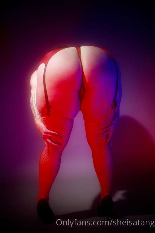 Happy hump day ! do you like when I bend over for you ? 4