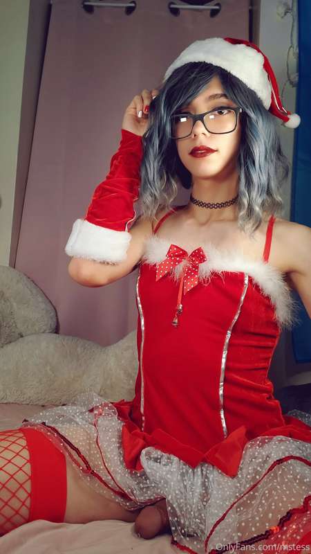 Lets unwrap each other under the tree 🎄🎁 4