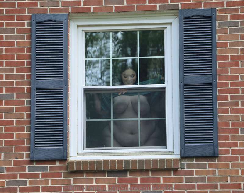 Enticing my neighbors 😋