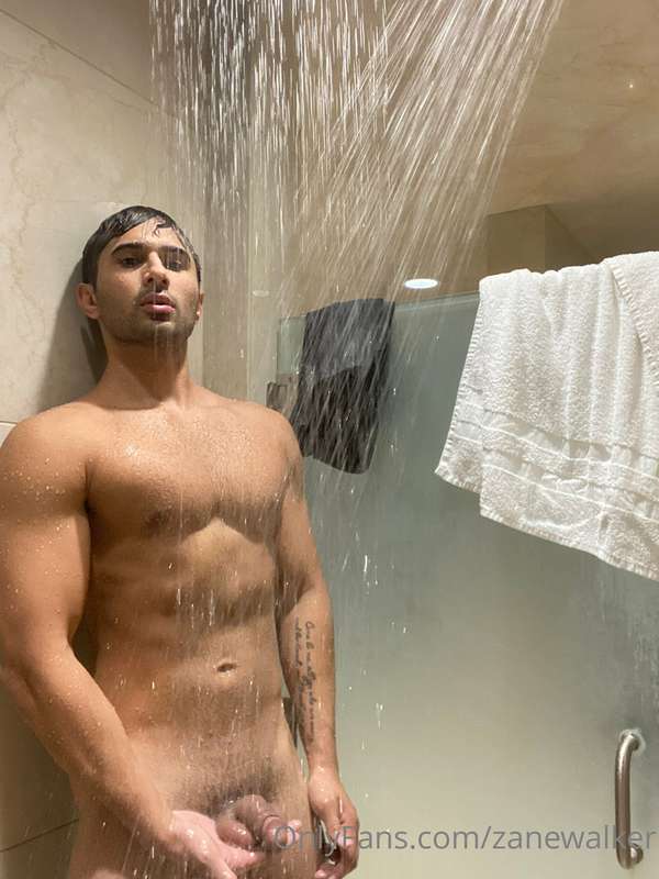 Come gag on it under the water😈