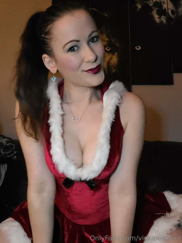 Sexy Santa waiting to drain ur balls