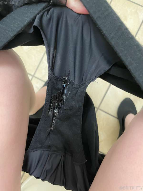 i am out in public and way too wet😩💦