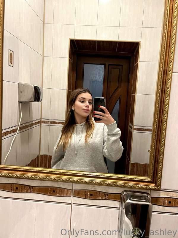 📸💄 Caught my reflection today while having a quirky dance-of..