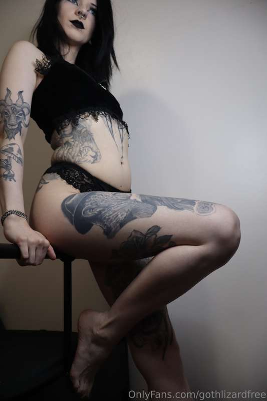 I look the best at the end of your bed 3