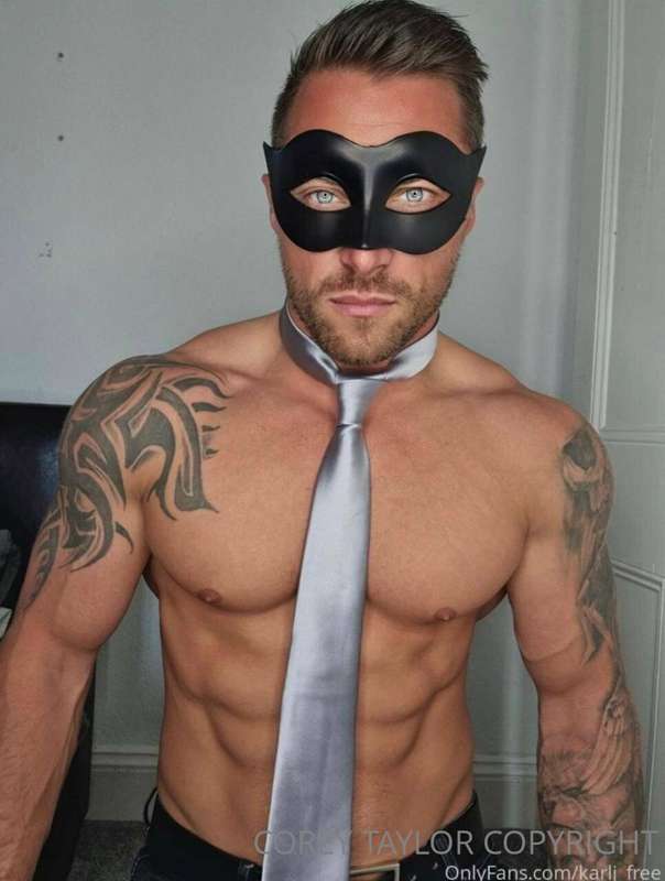 🚔🚨 **UK’s hottest STRIPPER @karlj_stripped with BLUE eyes to.. 5