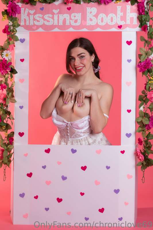 💋Welcome to my kissing booth!💋 Open for operation ;) Step on.. 19
