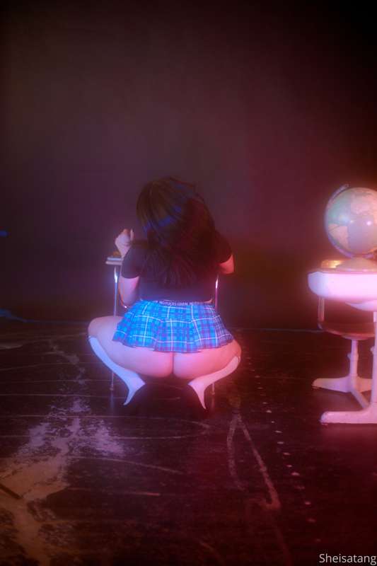 School girl needs to be taught a lesson! I am taking the wee.. 7