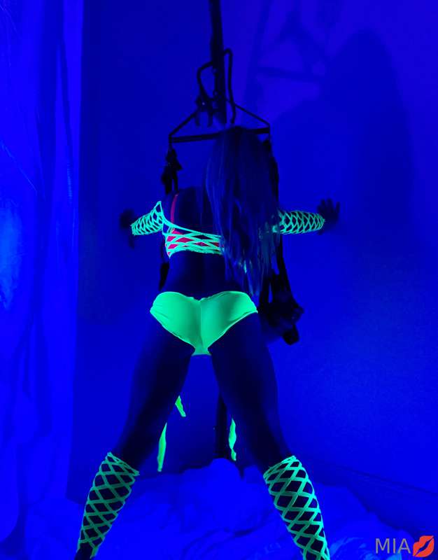 Would you Fuck me at a glow party?? He did💚 Full face video ..
