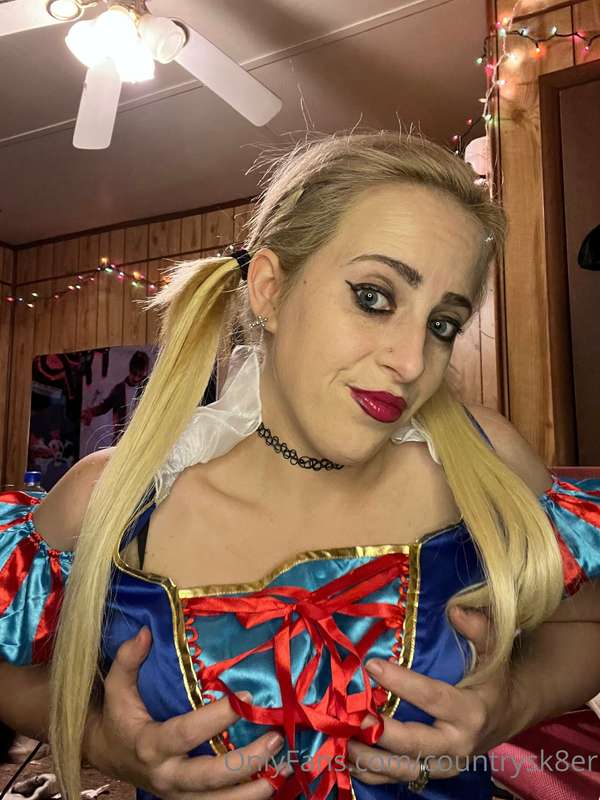 Ever seen a Snow White with blonde hair? Now u have! 4