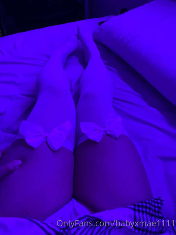heres a bunch of thigh pics id send u while u play games 4