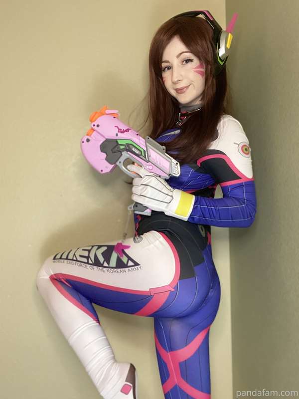 [15 pics] Suited up D. Va Cosplay 👾 which one was your fav? 12