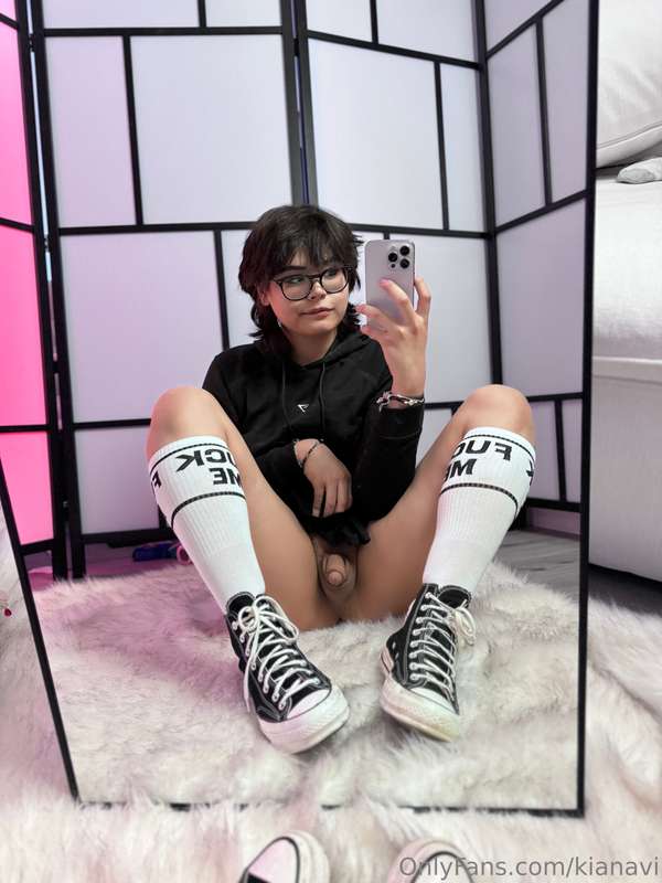 IVE BEEN SO HORNY TODAY UNGHHH I JUST WANNA SHOVE SOMEONE'S .. 10