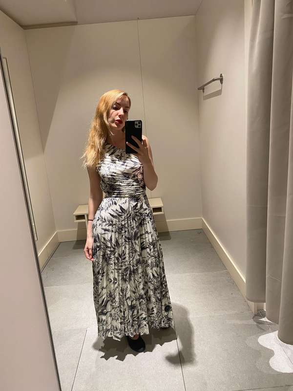 The light is terrible but the dress is lovely. I got it 🥰