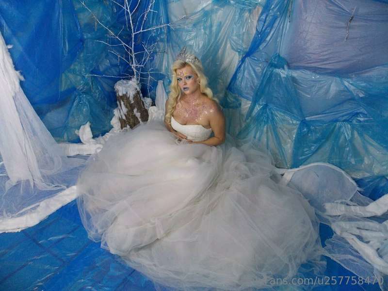 luring you, a Ukrainian girl in a field with a wreath plays ..