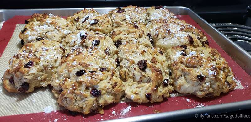 This morning I baked some cranberry almond scones and mmmmm ..
