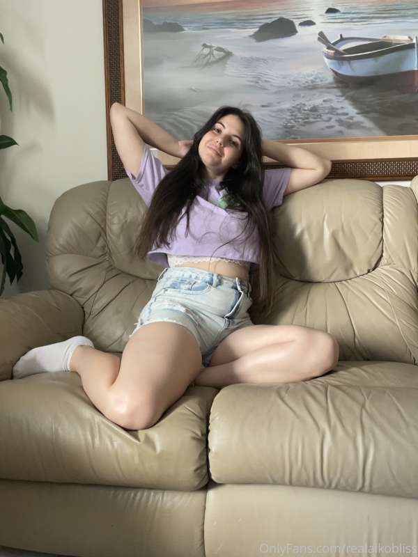 Aren’t I just sofa-king cute? 🥰 I have a lot of extras and w.. 4