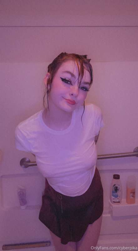 Do you like my tight wet tshirt? 🥵 watch me take it off dadd.. 2