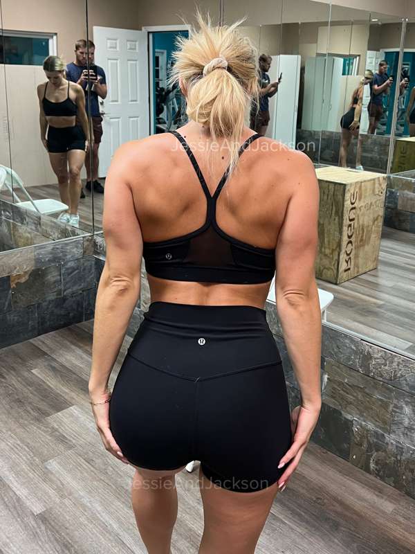 **Friday workout complete** 💪🏼
Swipe for the naughty change .. 6