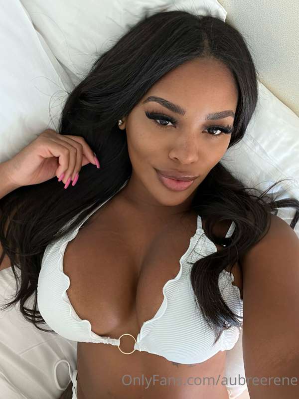 Back from vacation! Should I go live this week? 🤍