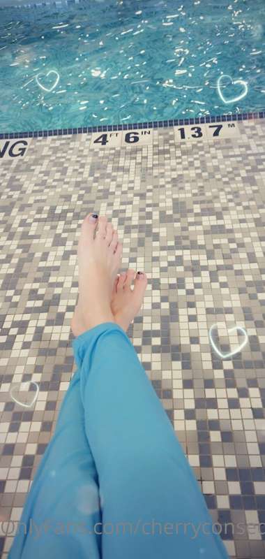 Chilling by the pool this morning 💙💦