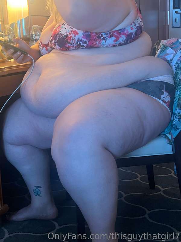 Check out these candid shotz of Britt putting on her makeup!.. 5