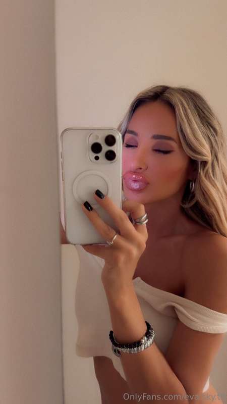 I looked in the mirror and thought 💋 this could drive someon..