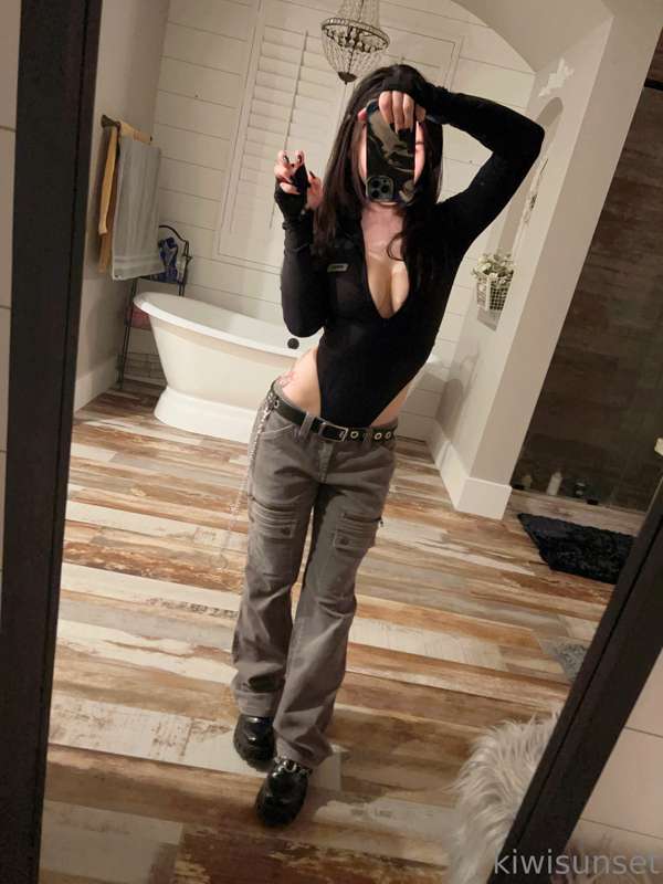 hi, ive been putting outfits together and my tits look fucki.. 2