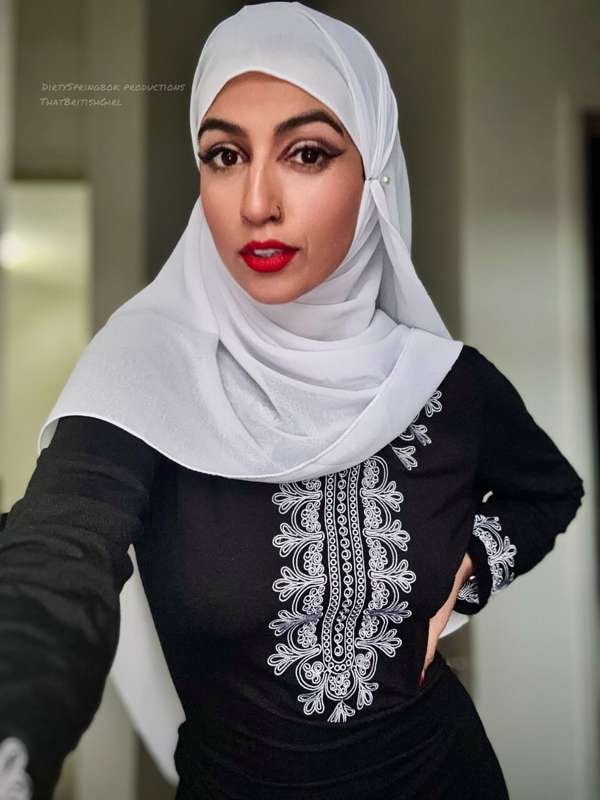Aaliyah Unveiled: Hijabi Tales 

Aaliyah has always wanted t.. 1