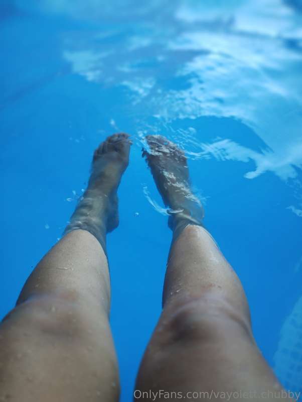A Saturday afternoon relaxing my feet 🦵🏻💦😌