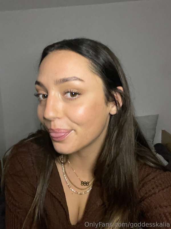 Need someone to keep me company, dm me. I'd love to chat 🌺