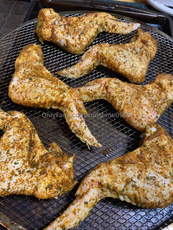 Come talk to me while I make wings 🥰🫣