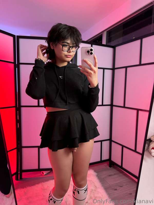 IVE BEEN SO HORNY TODAY UNGHHH I JUST WANNA SHOVE SOMEONE'S .. 11