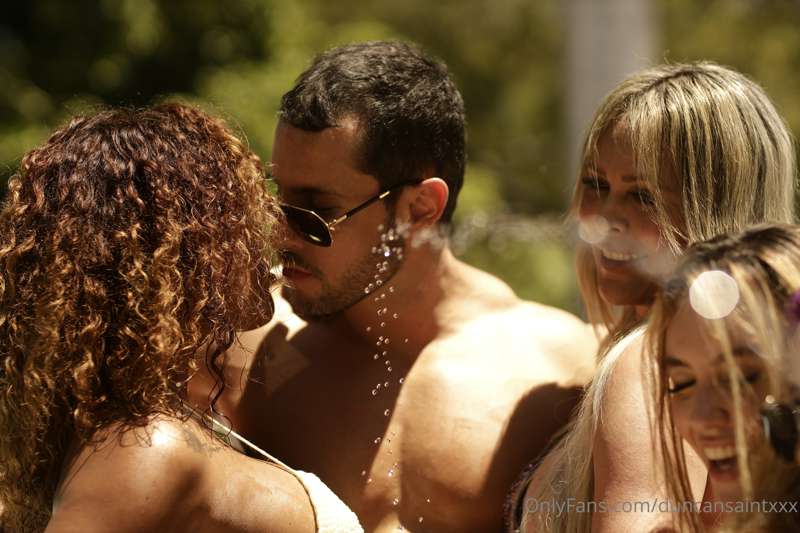 Please take me back to this pool party @maggiequeen @monique.. 4
