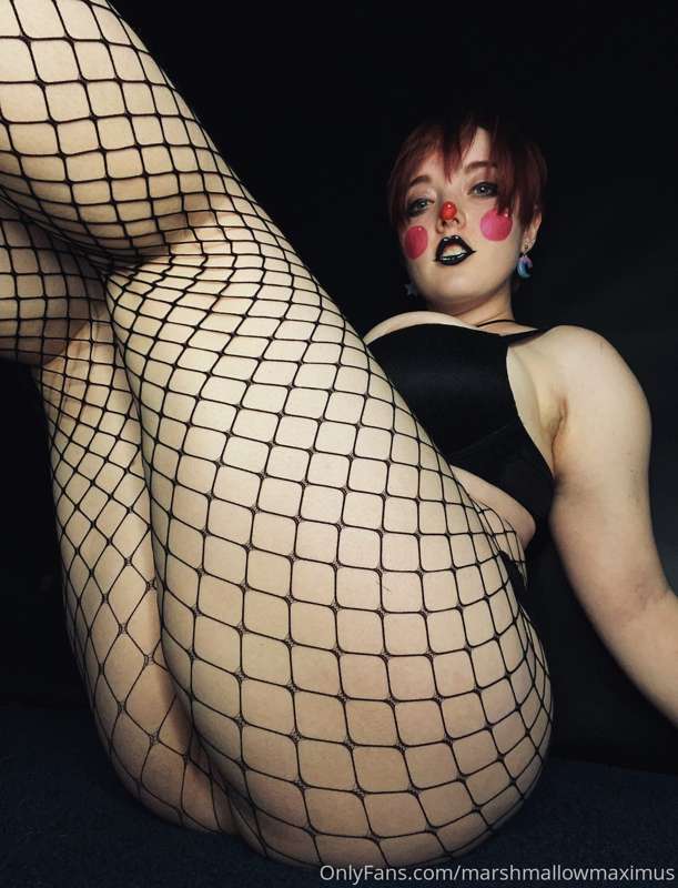 Having fun with makeup and fishnets 🤡 2