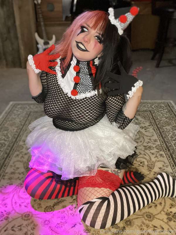Clown around with me 🤡🖤 2